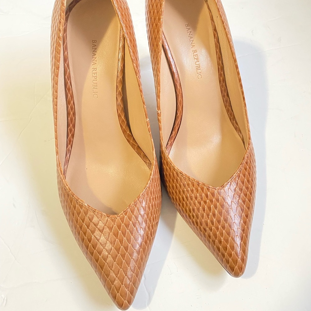 Banana Republic Size 7 Snake Skin Print Heeled Pointed Pumps Career Work Heels